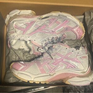 Brand: Balenciaga
Size: 39
Color: Light Pink & white